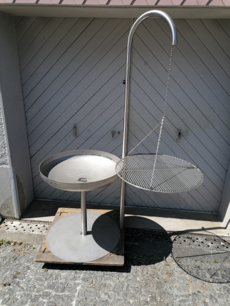 Rostfreie Feuerschale aus Edelstahl mit Grillrost schwenkbar und stufenlos höhenverstellbar